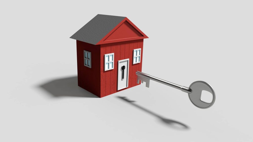 Casa roja con llave de cerrajeros Totana urgentes
